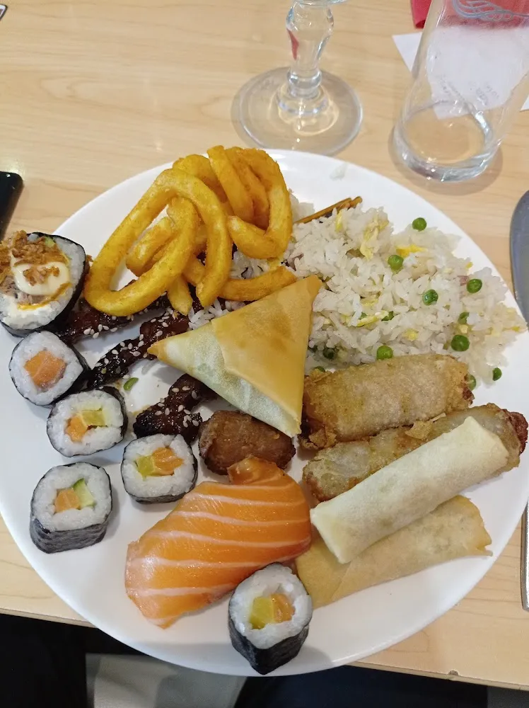 Nems Makis Riz Cantonnais Frites Brochettes